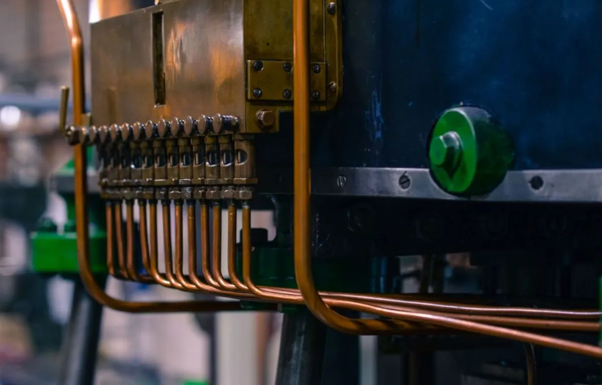 莱宝真空泵维修：从《美国工厂》看停机焦虑